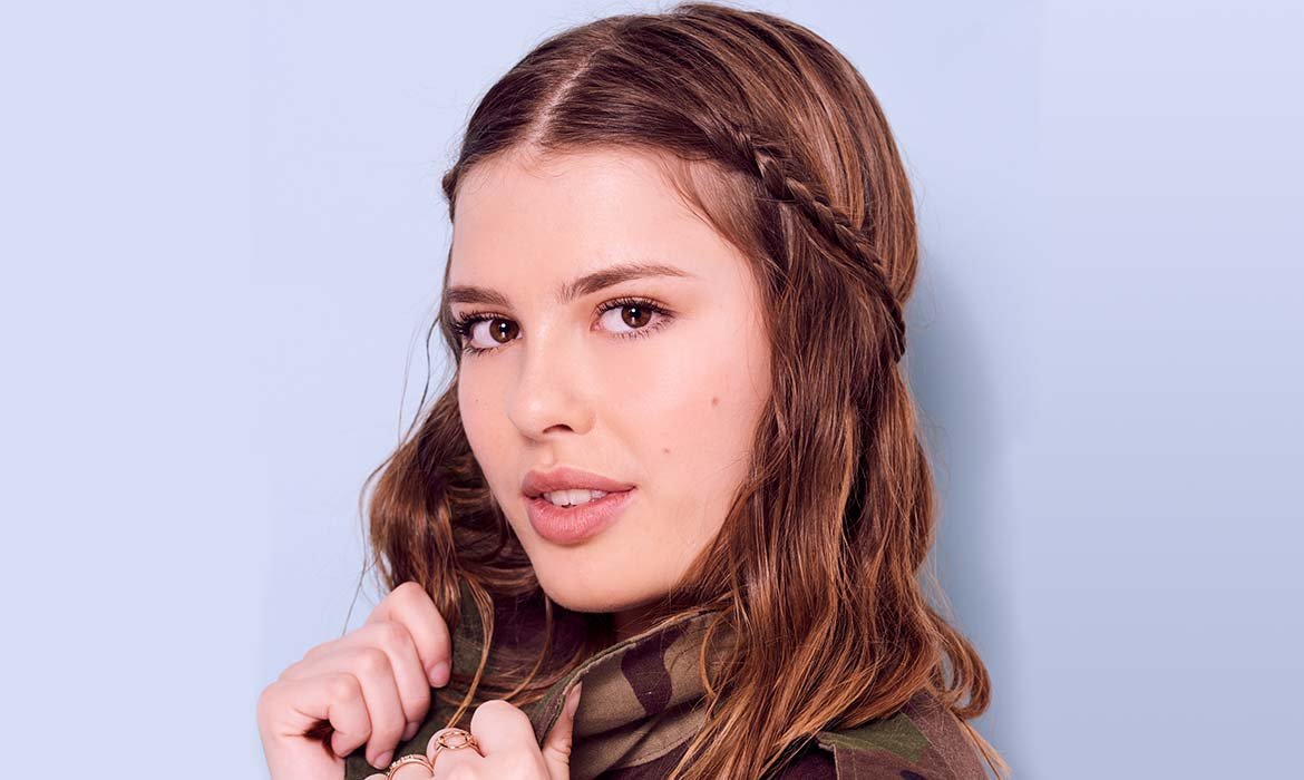 Un semirecogido acompañado de baby braids puede que sea uno de los peinados para bodas más top y sencillos del momento. Remata el cierre con una pulverización de la Laca Elentt de L’Oréal Paris ¡y lo tendrías!